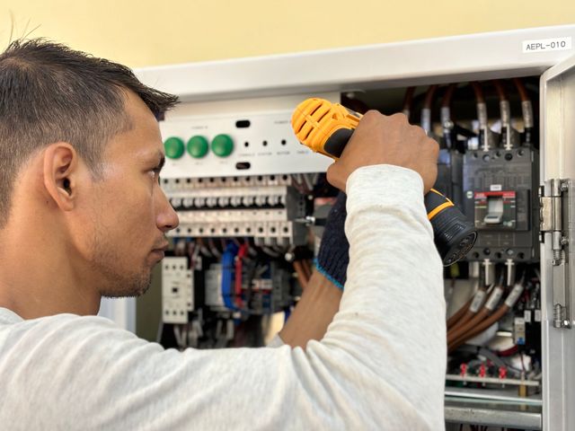 KEEW Control technician at work